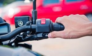 Read more about the article รถมอเตอร์ไซค์สตาร์ทไม่ติด เช็คเบื้องต้นง่ายๆ